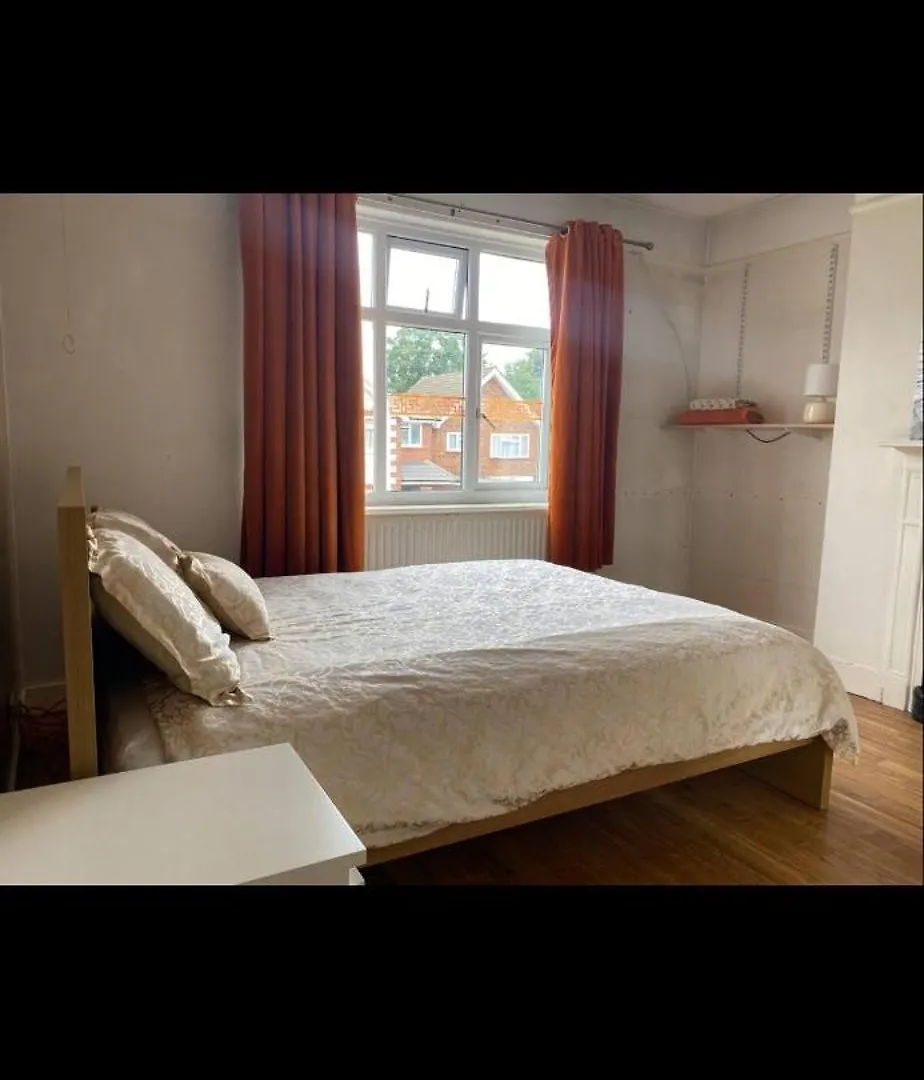 Niloccupancy 0*, Feltham Großbritannien